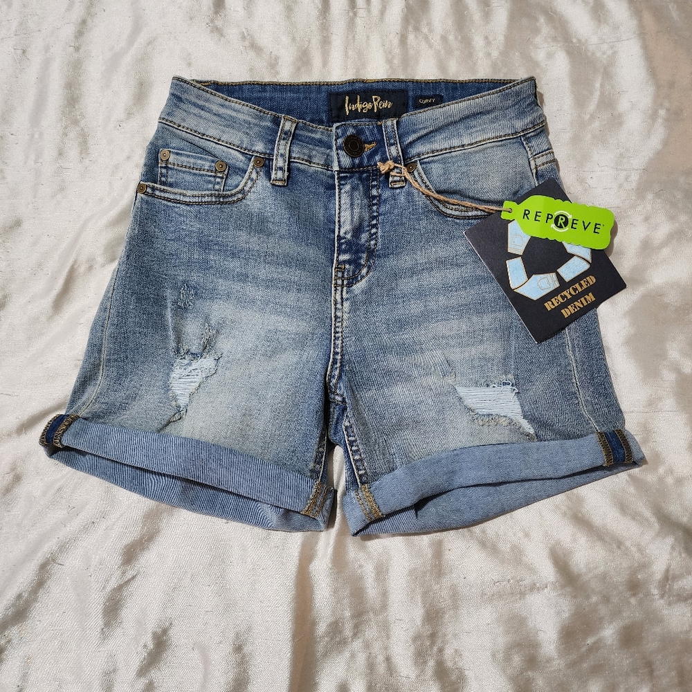 NWT Indigo Rein Mid Rise Curvy Fit Distressed Denim Shorts Size 1